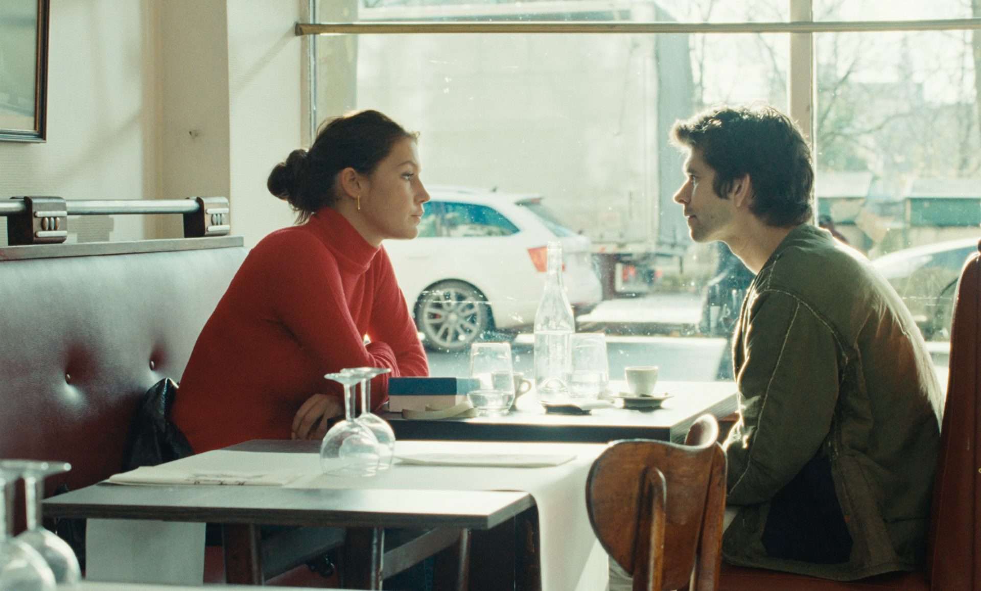 Adèle Exarchopoulos as Agathe & Ben Whishaw as Martin in Passages (2023). 